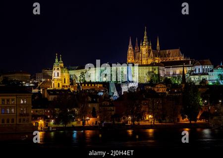 Vue panoramique sur le château de Prague de l'autre côté de la Vltava