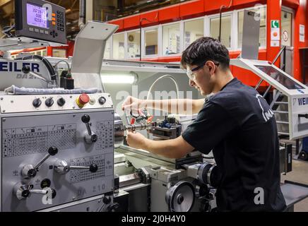 Oberhausen, Rhénanie-du-Nord-Westphalie, Allemagne - apprentis dans les métiers du métal. Stagiaire à une machine-outil dans le centre de formation DE L'HOMME. SOLUTIONS d'énergie POUR L'HOMME Banque D'Images