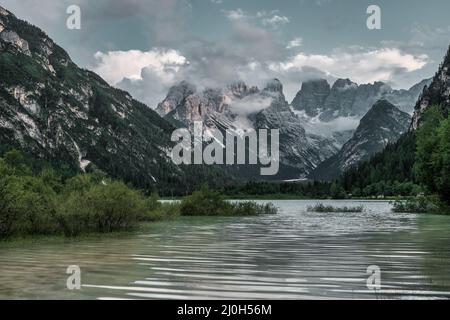 Vue sur le lac au sud dans les Dolomites d'Ampezzo Banque D'Images