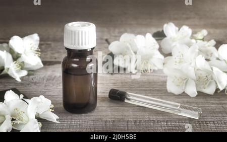 Huile de jasmin et fleurs de jasmin blanches sur la table Banque D'Images