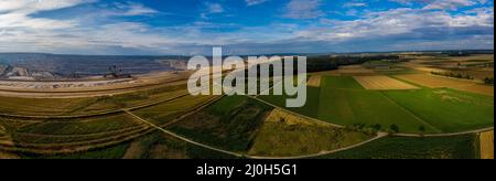 Vue panoramique sur la mine de surface de Hambach et la forêt de Hambach Banque D'Images