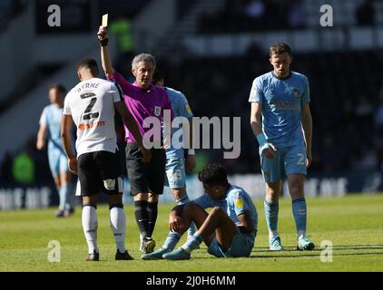 Nathan Byrne (à gauche) du comté de Derby affiche une carte jaune lors du match du championnat Sky Bet au stade Pride Park, à Derby. Date de la photo: Samedi 19 mars 2022. Banque D'Images