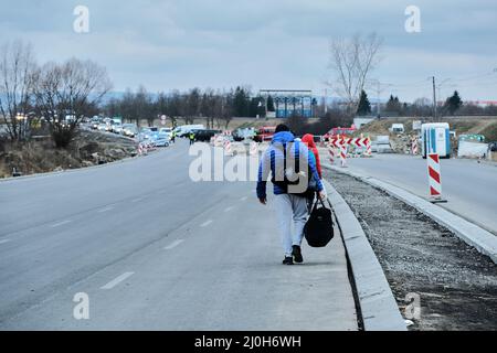 Medyca, Pologne. 05 mars 2022. Les familles qui reçoivent les premiers soins immédiatement après avoir traversé la frontière à Medyca, en Pologne, le 3 mars 2022. Les réfugiés de la crise ukrainienne atteignent la frontière polonaise de Medyca. Banque D'Images