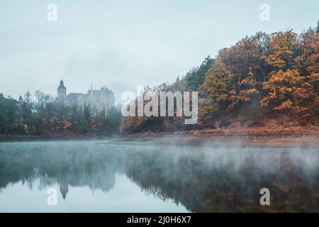 Vue sur le château de Czocha sur le lac Leštnia en Pologne. Banque D'Images