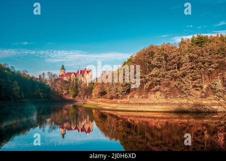 Vue sur le château de Czocha sur le lac Leštnia en Pologne. Banque D'Images