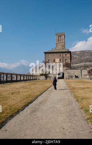 Mars 2022 Château royal de Sarre, Vallée d'Aoste, Italie: La 'salle des Trophes', décorée de centaines de cornes d'ibex, dans le château royal appartenait à Banque D'Images