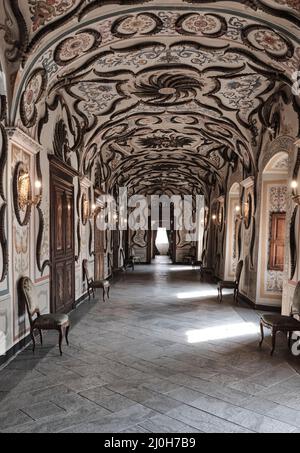 Mars 2022 Château royal de Sarre, Vallée d'Aoste, Italie: La 'salle des Trophes', décorée de centaines de cornes d'ibex, dans le château royal appartenait à Banque D'Images