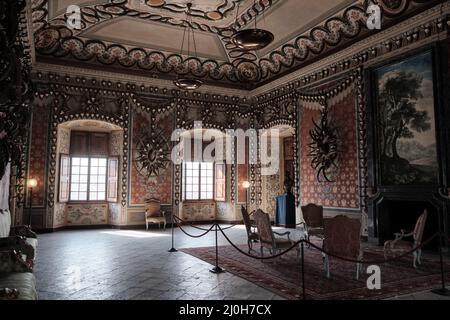 Mars 2022 Château royal de Sarre, Vallée d'Aoste, Italie: La 'salle des Trophes', décorée de centaines de cornes d'ibex, dans le château royal appartenait à Banque D'Images