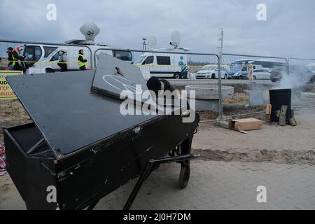 Medyca, Pologne. 05 mars 2022. Les familles qui reçoivent les premiers soins immédiatement après avoir traversé la frontière à Medyca, en Pologne, le 3 mars 2022. Les réfugiés de la crise ukrainienne atteignent la frontière polonaise de Medyca. Banque D'Images