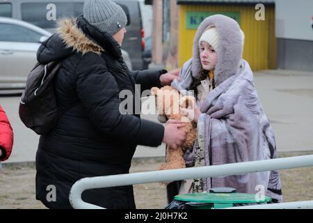 Medyca, Pologne. 05 mars 2022. Les familles qui reçoivent les premiers soins immédiatement après avoir traversé la frontière à Medyca, en Pologne, le 3 mars 2022. Les réfugiés de la crise ukrainienne atteignent la frontière polonaise de Medyca. Banque D'Images