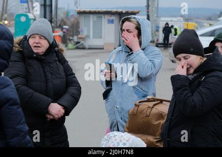 Medyca, Pologne. 05 mars 2022. Les familles qui reçoivent les premiers soins immédiatement après avoir traversé la frontière à Medyca, en Pologne, le 3 mars 2022. Les réfugiés de la crise ukrainienne atteignent la frontière polonaise de Medyca. Banque D'Images