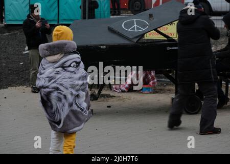 Medyca, Pologne. 05 mars 2022. Les familles qui reçoivent les premiers soins immédiatement après avoir traversé la frontière à Medyca, en Pologne, le 3 mars 2022. Les réfugiés de la crise ukrainienne atteignent la frontière polonaise de Medyca. Banque D'Images