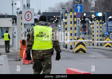 Medyca, Pologne. 05 mars 2022. Les familles qui reçoivent les premiers soins immédiatement après avoir traversé la frontière à Medyca, en Pologne, le 3 mars 2022. Les réfugiés de la crise ukrainienne atteignent la frontière polonaise de Medyca. Banque D'Images