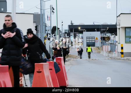 Medyca, Pologne. 05 mars 2022. Les familles qui reçoivent les premiers soins immédiatement après avoir traversé la frontière à Medyca, en Pologne, le 3 mars 2022. Les réfugiés de la crise ukrainienne atteignent la frontière polonaise de Medyca. Banque D'Images