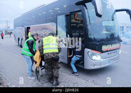 Medyca, Pologne. 05 mars 2022. Les familles qui reçoivent les premiers soins immédiatement après avoir traversé la frontière à Medyca, en Pologne, le 3 mars 2022. Les réfugiés de la crise ukrainienne atteignent la frontière polonaise de Medyca. Banque D'Images