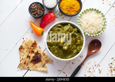 Curry traditionnel de poulet Korai du sud de l'Inde avec menthe et coriandre Banque D'Images