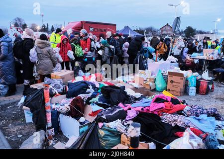 Medyca, Pologne. 05 mars 2022. Les familles qui reçoivent les premiers soins immédiatement après avoir traversé la frontière à Medyca, en Pologne, le 3 mars 2022. Les réfugiés de la crise ukrainienne atteignent la frontière polonaise de Medyca. Banque D'Images