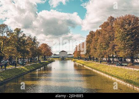 Belle scène automnale d'une rivière et d'arbres colorés à Munich Banque D'Images