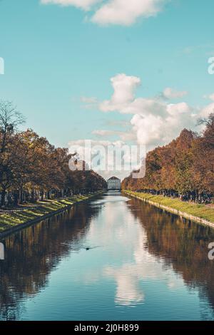 Belle scène automnale d'une rivière et d'arbres colorés à Munich Banque D'Images