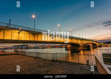 Deutzer Bridge à Cologne à l'heure bleue Banque D'Images