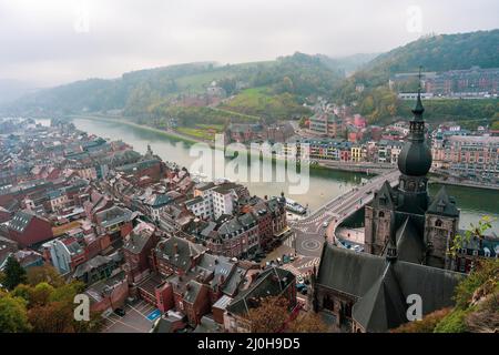 Vue panoramique sur la vieille ville de Dinant en Belgique. Banque D'Images