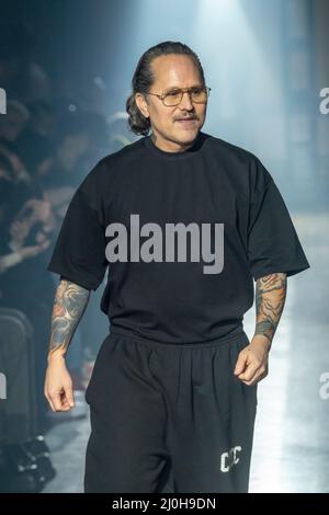 New York, États-Unis. 18th mars 2022. Le designer se promène sur la piste lors de la finale pour son Fashion Show à la salle de bal Prince George à New York. Crédit : SOPA Images Limited/Alamy Live News Banque D'Images