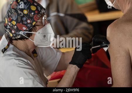 Lutterberg, Allemagne. 19th mars 2022. Irmtraud Kohrs, un employé de Johannître Unfall-Hilfe e.V., injecte le vaccin Biontech/Pfizer à un arrêt de repos. Une équipe mobile de vaccination de la ville et du district de Göttingen vaccine contre le coronavirus à l'Autohof Lutterberg sur l'autoroute A7. Credit: Swen Pförtner/dpa/Alay Live News Banque D'Images