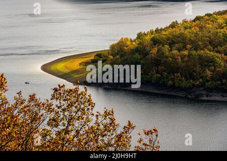 Vue panoramique sur le lac de Rur dans le parc national d'Eifel. Banque D'Images