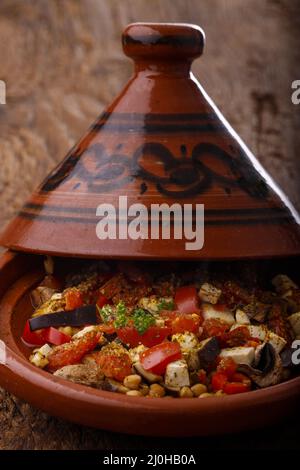 Poulet dans un tajine Banque D'Images