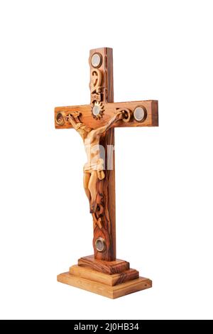 Crucifix en bois isolé sur fond blanc. Banque D'Images