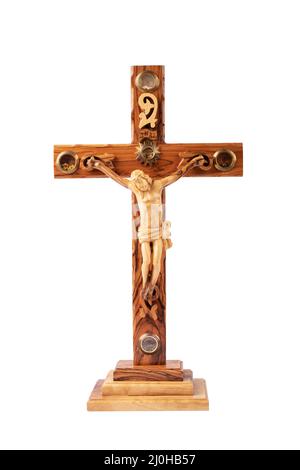 Crucifix en bois isolé sur fond blanc. Banque D'Images