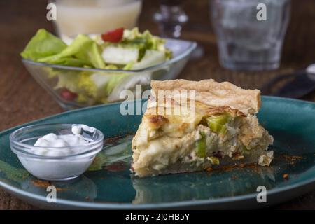 Quiche française Lorraine avec salade sur bois Banque D'Images