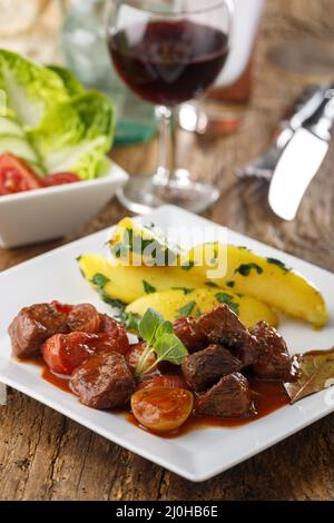 Ragoût grec de viande de stifado avec des pommes de terre Banque D'Images