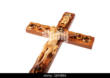 Crucifix en bois isolé sur fond blanc. Banque D'Images