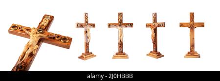 Ensemble de crucifix en bois sur fond blanc. Banque D'Images