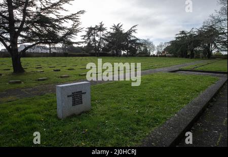 Pornichet, France - 2 mars 2022 : cimetière militaire allemand à Pornichet. Un total de 4836 victimes allemandes de guerre sont ici. Nuageux jour d'hiver. Sélectif Banque D'Images