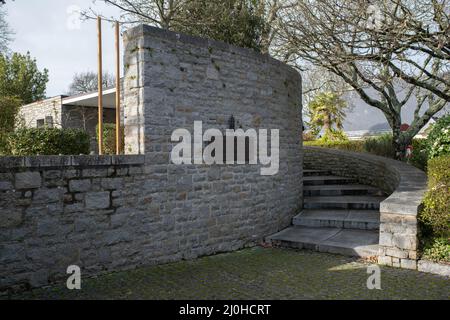 Pornichet, France - 2 mars 2022 : cimetière militaire allemand à Pornichet. Un total de 4836 victimes allemandes de guerre sont ici. Nuageux jour d'hiver. Sélectif Banque D'Images