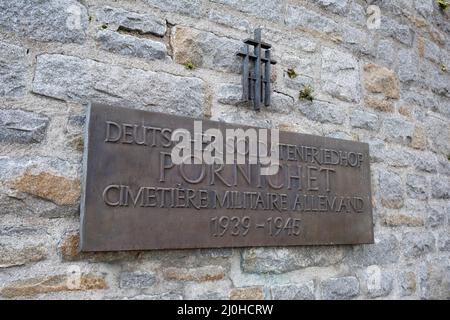 Pornichet, France - 2 mars 2022 : cimetière militaire allemand à Pornichet. Un total de 4836 victimes allemandes de guerre sont ici. Nuageux jour d'hiver. Sélectif Banque D'Images