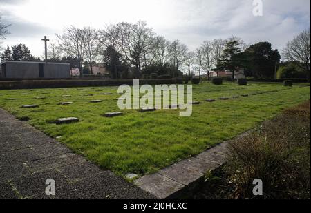 Pornichet, France - 2 mars 2022 : cimetière militaire allemand à Pornichet. Un total de 4836 victimes allemandes de guerre sont ici. Nuageux jour d'hiver. Sélectif Banque D'Images