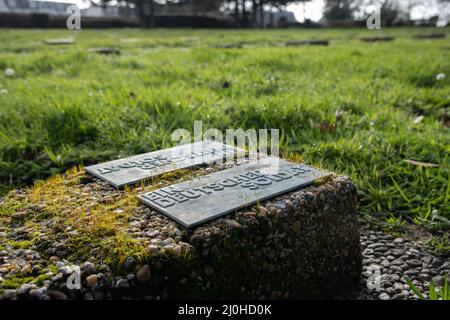 Pornichet, France - 2 mars 2022 : cimetière militaire allemand à Pornichet. Un total de 4836 victimes allemandes de guerre sont ici. Nuageux jour d'hiver. Sélectif Banque D'Images