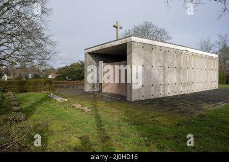 Pornichet, France - 2 mars 2022 : cimetière militaire allemand à Pornichet. Un total de 4836 victimes allemandes de guerre sont ici. Nuageux jour d'hiver. Sélectif Banque D'Images