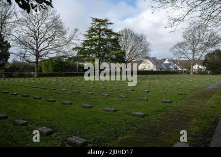 Pornichet, France - 2 mars 2022 : cimetière militaire allemand à Pornichet. Un total de 4836 victimes allemandes de guerre sont ici. Nuageux jour d'hiver. Sélectif Banque D'Images