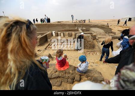 (220319) -- LE CAIRE, le 19 mars 2022 (Xinhua) -- les gens visitent le site archéologique des tombes anciennes des sites archéologiques de Saqqara, au sud-ouest du Caire, en Égypte, le 19 mars 2022. Le ministère égyptien du Tourisme et des Antiquités a annoncé jeudi la découverte de cinq tombes anciennes de 4 000 ans dans les sites archéologiques de Saqqara, au sud-ouest du Caire. Les tombes contiennent des découvertes et des objets datant de la fin de l'ancien Royaume s'étendant de 2686 BC à 2181 BC et le début de la première période intermédiaire s'étendant de 2181 BC à 2055 BC. POUR ALLER AVEC 'l'Egypte découvre cinq 4 000 ans Banque D'Images