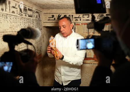 (220319) -- LE CAIRE, le 19 mars 2022 (Xinhua) -- un archéologue montre une statue trouvée dans un ancien tombeau découvert aux sites archéologiques de Saqqara au sud-ouest du Caire, en Égypte, le 19 mars 2022. Le ministère égyptien du Tourisme et des Antiquités a annoncé jeudi la découverte de cinq tombes anciennes de 4 000 ans dans les sites archéologiques de Saqqara, au sud-ouest du Caire. Les tombes contiennent des découvertes et des objets datant de la fin de l'ancien Royaume s'étendant de 2686 BC à 2181 BC et le début de la première période intermédiaire s'étendant de 2181 BC à 2055 BC. POUR ALLER AVEC 'l'Egypte découvre fi Banque D'Images