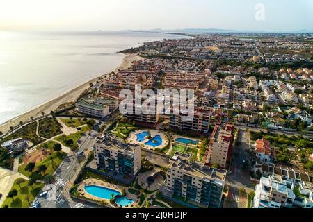 Vue sur la plage et le paysage urbain de Mil Palmeras, Espagne Banque D'Images