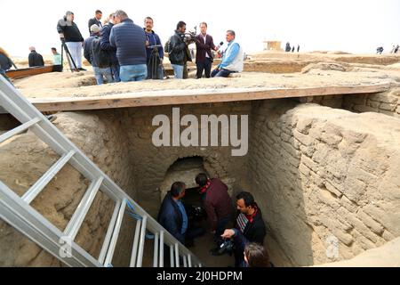 (220319) -- LE CAIRE, le 19 mars 2022 (Xinhua) -- les journalistes couvrent la découverte des tombes anciennes sur les sites archéologiques de Saqqara, au sud-ouest du Caire, en Égypte, le 19 mars 2022. Le ministère égyptien du Tourisme et des Antiquités a annoncé jeudi la découverte de cinq tombes anciennes de 4 000 ans dans les sites archéologiques de Saqqara, au sud-ouest du Caire. Les tombes contiennent des découvertes et des objets datant de la fin de l'ancien Royaume s'étendant de 2686 BC à 2181 BC et le début de la première période intermédiaire s'étendant de 2181 BC à 2055 BC. POUR ALLER AVEC 'l'Egypte découvre cinq 4 000 ans-vieux Banque D'Images