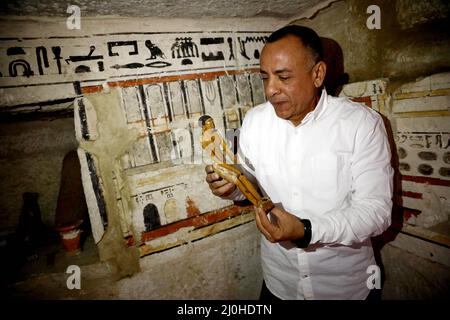 (220319) -- LE CAIRE, le 19 mars 2022 (Xinhua) -- un archéologue montre une statue trouvée dans un ancien tombeau découvert aux sites archéologiques de Saqqara au sud-ouest du Caire, en Égypte, le 19 mars 2022. Le ministère égyptien du Tourisme et des Antiquités a annoncé jeudi la découverte de cinq tombes anciennes de 4 000 ans dans les sites archéologiques de Saqqara, au sud-ouest du Caire. Les tombes contiennent des découvertes et des objets datant de la fin de l'ancien Royaume s'étendant de 2686 BC à 2181 BC et le début de la première période intermédiaire s'étendant de 2181 BC à 2055 BC. POUR ALLER AVEC 'l'Egypte découvre fi Banque D'Images