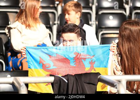 19th mars 2022 ; Swansea.com stade, Swansea, pays de Galles ; Championnat de football, Swansea contre Birmingham ; Un jeune fan de Swansea City détient un drapeau de l'Ukraine avec un dragon gallois pour montrer sa solidarité face aux circonstances actuelles Banque D'Images