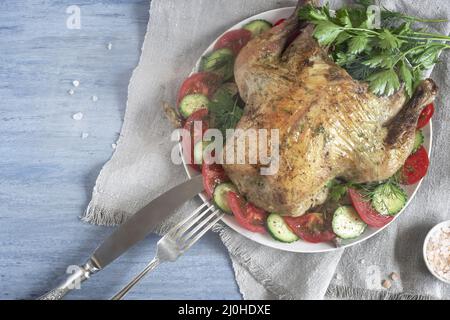 Fried Chicken sur une assiette de légumes Banque D'Images