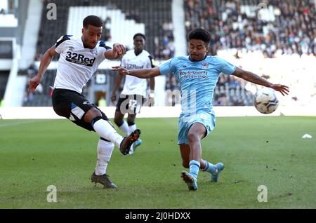 Nathan Byrne (à gauche) du comté de Derby et Ian Maatsen, de Coventry City, se battent pour le ballon lors du match de championnat Sky Bet au Pride Park Stadium, Derby. Date de la photo: Samedi 19 mars 2022. Banque D'Images